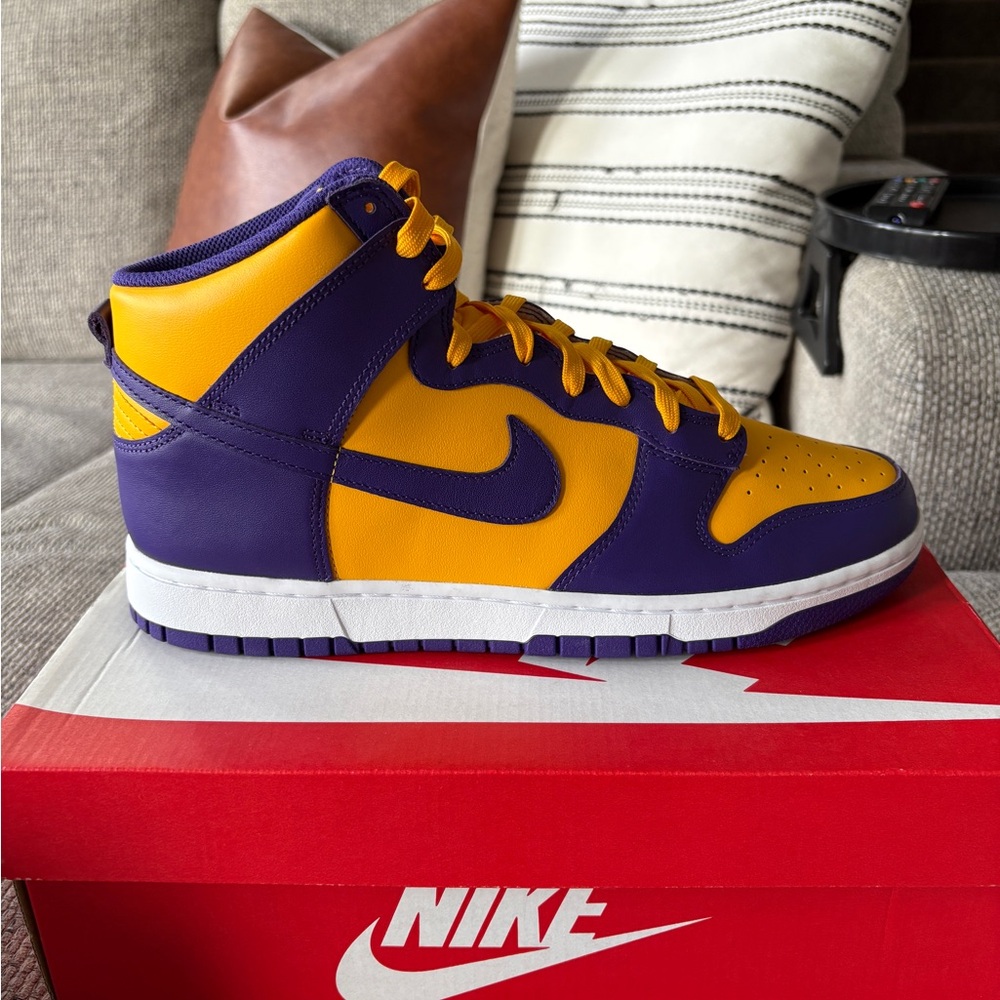 Mens Nike Lakers High Dunks - Picture 4 of 8